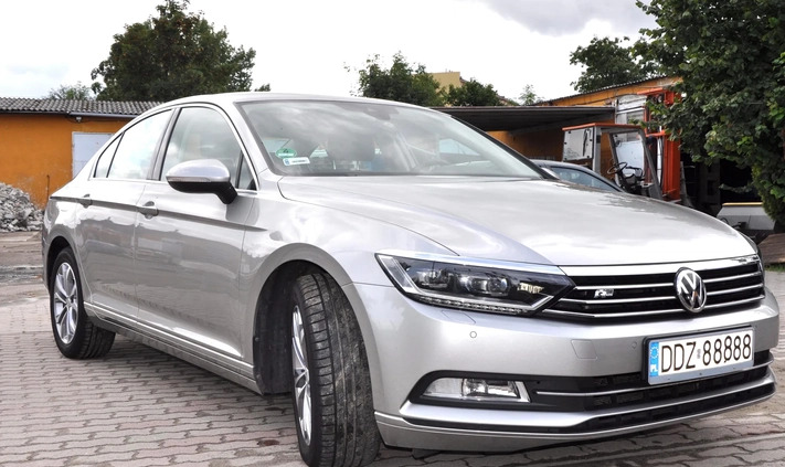 Volkswagen Passat cena 74500 przebieg: 110000, rok produkcji 2016 z Bielawa małe 154